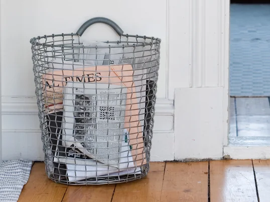 Le panier de rangement Bin 18 de Korbo transforme rapidement votre maison en une oasis décorative de bien-être. Le panier métallique, qui peut être accroché sur un crochet séparé sur le mur, convient à tous les rangements imaginables.