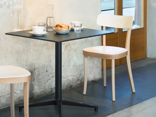 La table de bistro noire peut être combinée avec de nombreuses chaises grâce à sa forme simple et convient également pour l'extérieur dans la version avec le plateau de table en matériau de base solide.
