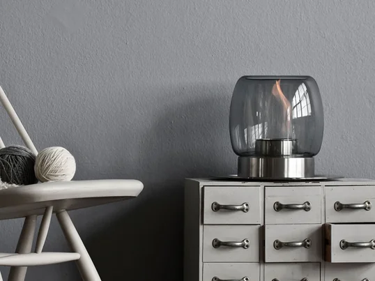 Une cheminée à l'éthanol est une bonne alternative à une cheminée traditionnelle. La cheminée décorative ne nécessite pas d'aération supplémentaire et brûle sans produire de fumée.