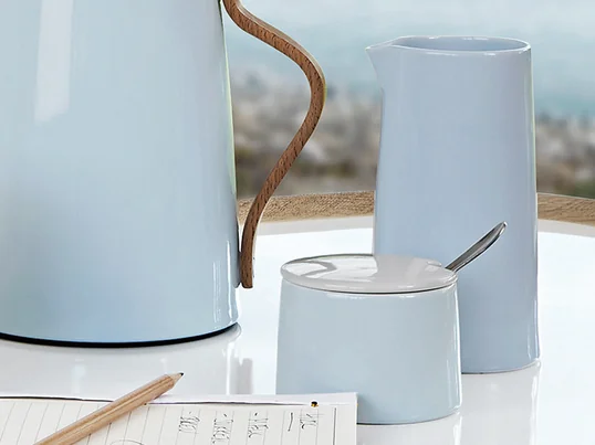 Complétez la table à café et à thé avec le bol à sucre et le pot à lait thermos de la série Emma de Stelton. Stelton fabrique la série Emma en porcelaine et celle-ci est bien sûr lavable au lave-vaisselle.