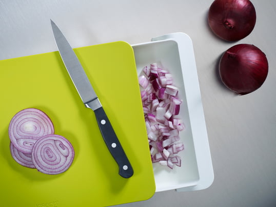 La planche à découper se compose d'une planche de cuisine sur laquelle, par exemple, les légumes peuvent être coupés et d'un plateau collecteur sur lequel les légumes coupés peuvent être recueillis.