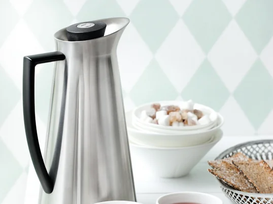 Flacon thermos Rosendahl de la série Grand Cru. La cruche à vide est connue pour son ouverture pratique par bouton-poussoir, qui permet de verser facilement et proprement et bien sûr de maintenir la bonne température.