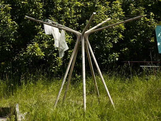 Le linge sèche plus rapidement dehors parce que l’air circule et le soleil brille. Néanmoins : Le séchage de la lessive dans l’appartement ne pose pas de problème à condition que vous ayez assez de place.