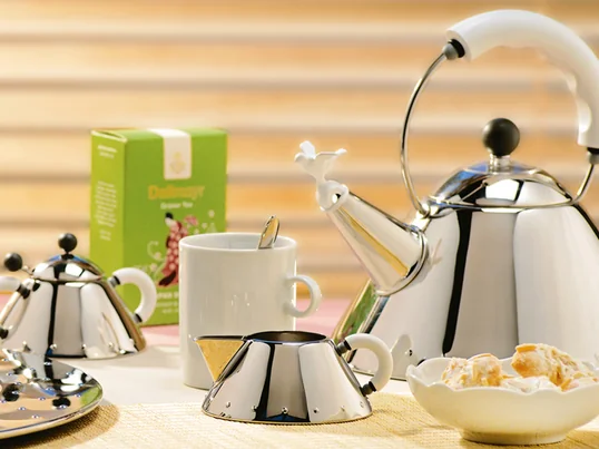 Les bouilloires sont posées sur la plaque de cuisson. Leur fond est plus fin que celui des casseroles, par exemple, afin que la chaleur pénètre plus rapidement dans la bouilloire. Lorsque l'eau bout, la vapeur d'eau s'écoule par une ouverture étroite au niveau du bec verseur. Il en résulte un sifflement.