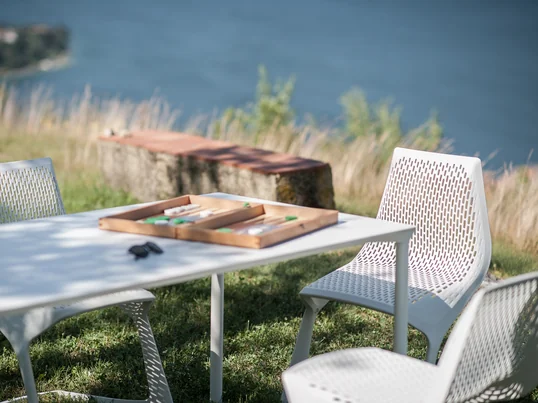 La chaise Myto est un projet de Plank, BASF et Konstantin Grcic. Ils ont réinterprété cette icone de l'histoire du design et ont établi de nouvelles normes avec des matériaux élégants. 