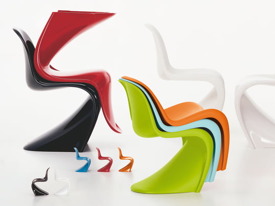 Vitra Panton Chair : la chaise en plastique comme produit industriel peu coûteux. La chaise est disponible en différentes couleurs, telles que le bleu, le vert, le rouge, le blanc, le noir ou l'orange.