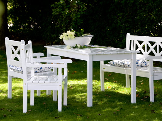 Le banc Skagen, la table de salle à manger Skagen et la chaise Skagen sont des meubles de jardin robustes de la série Skagen et l’exemple type du design mobilier scandinave intemporel.