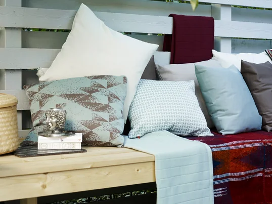 De plus en plus de fabricants misent sur des textiles d'extérieur résistants aux intempéries, qui sont confortables mais qui résistent sans problème aux influences naturelles de la pluie et du soleil.