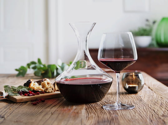 La collection Perfection de Holmegaard vous permet de déguster un vin rouge corsé - décanté dans la carafe à vin et servi dans le verre à vin rouge bulbeux.