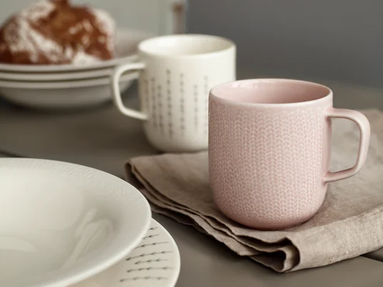 Les tasses à café transforment votre table de petit-déjeuner en une table colorée. Avec la collection Sarjaton d'Iittala, vous avez la possibilité d'utiliser des ustensiles différents, mais dont le style s'accorde parfaitement.