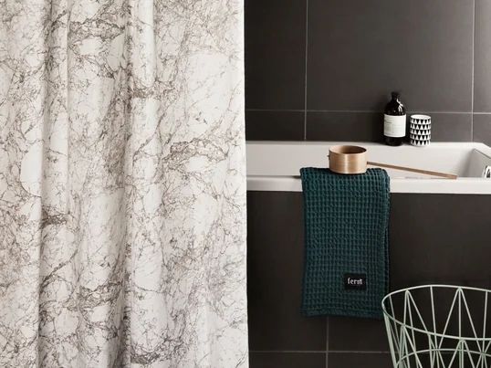 Des rideaux de douche sont des protecteurs d´eclaboussures. Ils protectent la salle de bain des inondations involontées. En plus ils sont un élément de déco très intéressant.