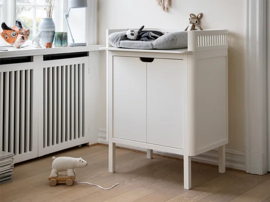Des commodes pour enfants qui offrent beaucoup de place pour toutes les choses qui doivent être rangées. De belles commodes à langer pour la chambre de bébé.