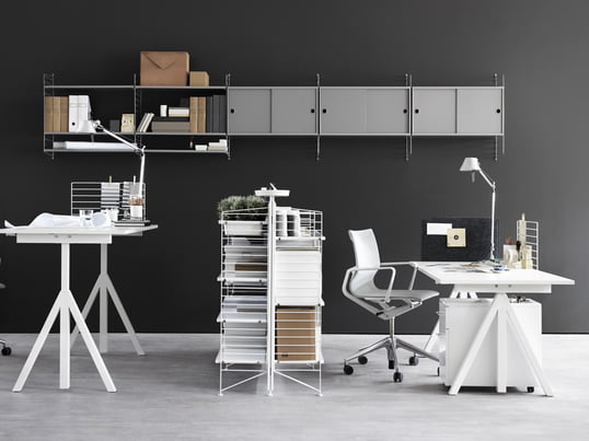 La collection Works de String propose des bureaux réglables en hauteur, des systèmes d'étagères modulaires et d'autres meubles de bureau qui créent une atmosphère de travail créative et productive dans le bureau à domicile.