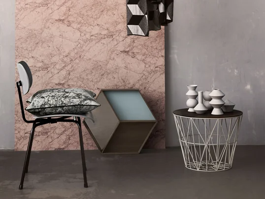 La table design de Ferm Living convainc par sa fonctionnalité et son design. Table basse, table de chevet ou panier à linge - la table moderne s'intègre parfaitement dans tous les intérieurs et peut être utilisée de manière flexible.