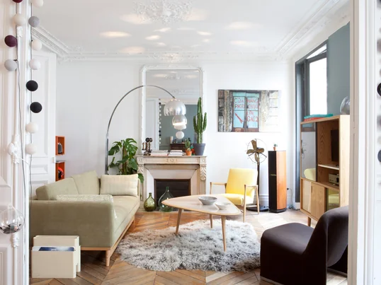 Avec le canapé et le fauteuil de la collection Fifties de Red Edition, vous faites entrer le style des années 50. C'est surtout la table basse en forme de rein qui diffuse une ambiance rétro.