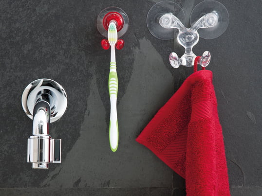 Le socle pour brosse à dents de Koziol se fixe au carrelage de la salle de bains avec une ventouse et est parfait pour les petits espaces.