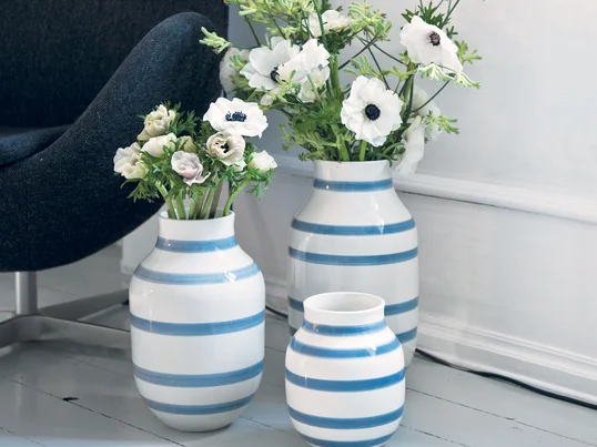 Vases méditerranéens en céramique à rayures de Kähler Design : Les vases Omaggio de Kähler en bleu clair dégagent une atmosphère méditerranéenne. Le sentiment de vacances à la maison.