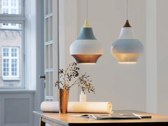 La lampe à suspension Cirque de la designer Clara von Zweigbergk pour Louis Poulsen rappelle au premier coup d'œil la barbe à papa et les articles forains colorés.