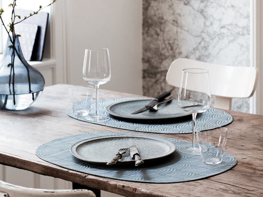 Le set de table par Nanna Ditzel pour Georg Jensen Damask convainc par ses lignes graphiques simples et crée un look harmonieux qui souligne la forme ovale du set.