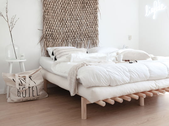 Le lit Pace de Karup Design dans la vue d'ambiance. Grâce à son design simple et discret, ce lit s'intègre parfaitement dans n'importe quel intérieur.