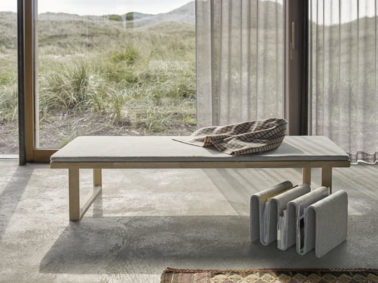 La chaise longue conçue par le studio de design norvégien NoiDoi est un meuble pratique pour le jardin d'hiver, où elle peut être utilisée à la fois comme alternative au canapé et comme banc.