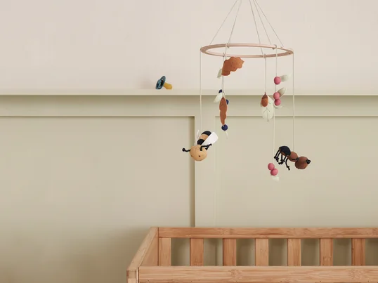 Mobiles pour enfants et adultes. Formes figuratives et fortes.