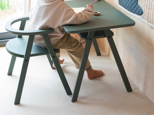 La chaise d'enfant rouge, conçue par Arne Jacobsen, est légère, empilable et disponible en hêtre en plus d'autres couleurs de laque. La hauteur d'assise de la chaise à quatre pieds est adaptée à la taille des enfants.