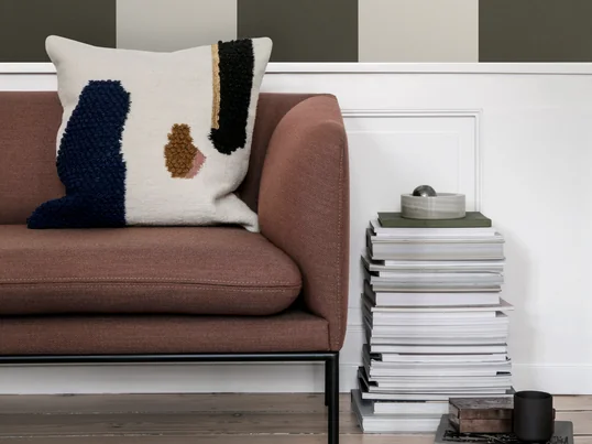 Le coussin Loop de Ferm Living in the ambience view : Le coussin en laine de Nouvelle-Zélande offre des moments de douceur et sans rayures sur le canapé ou le fauteuil.
