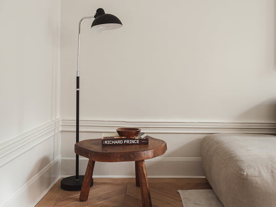 Le lampadaire AJ de Louis Poulsen en vue d'ambiance : le lampadaire attire tous les regards grâce à son abat-jour orientable exceptionnel et son pied de lampe avec son ouverture caractéristique.