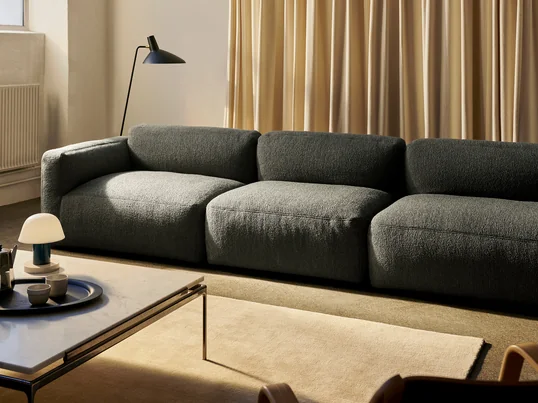 Cette adaptation offre une expérience d'assise encore plus moelleuse et dispose d'une housse amovible qui prolonge la durée de vie du canapé. Van Vliet décrit son travail comme la création d'un monde à l'intérieur d'un monde, et Develius a évolué vers un concept plus abouti.