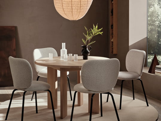 La table à manger Tarn de ferm Living présente un design élégant et moderne qui crée une pièce maîtresse fonctionnelle et époustouflante pour la salle à manger. Fabriquée avec précision et une grande attention aux détails, cette table redéfinit le repas avec style.