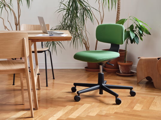 La chaise de bureau Rookie de Vitra en vue d'ambiance : La chaise de bureau verte est réglable en hauteur et s'adapte ainsi de manière optimale à toute hauteur de table.
