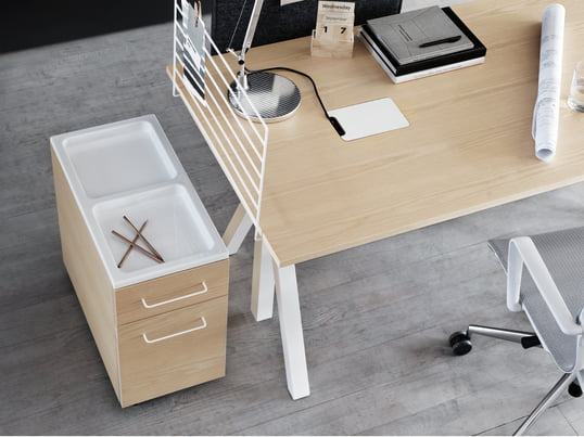 Le meuble à tiroirs Works de String : Le meuble à tiroirs est particulièrement pratique à côté du bureau pour ranger des stylos, des dossiers et d'autres articles de bureau à portée de main.