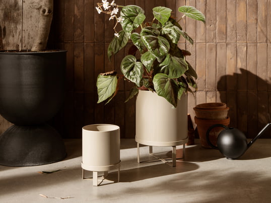 Le pot à plantes Bau de ferm Living en vue d'ambiance : avec sa structure rainurée particulière, le pot à plantes met parfaitement en scène les plantes à l'intérieur comme à l'extérieur.