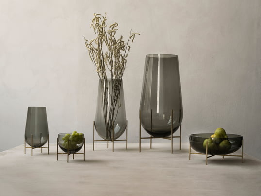 La série de vases Echasse en vue d'ambiance : différentes tailles de vases et de coupes pour différentes applications sur la table ou au sol.