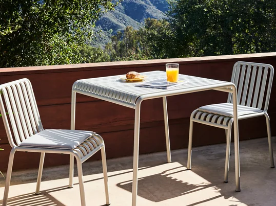 La table Palissade de Hay en vue d'ambiance La table Palissade et les chaises Palissade qui l'accompagnent permettent d'aménager merveilleusement le balcon.