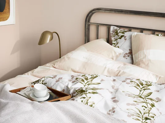 Avec ses dimensions de 240 x 260 cm, le Land couvre-lit est idéal comme couvre-lit et crée une atmosphère chaleureuse dans la chambre.