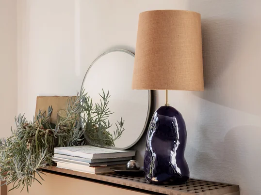 Les formes organiques sont à la mode. Le miroir Pond de ferm LIVING dans la tendance du curved design.