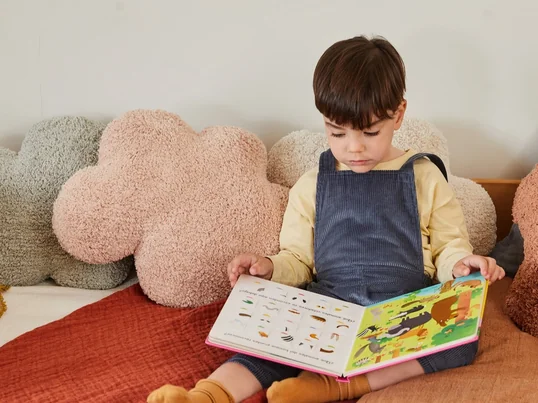 Le coussin de sol Lorena Canals Nuage est un accessoire unique et rêveur qui confère à l'intérieur une touche de légèreté céleste.