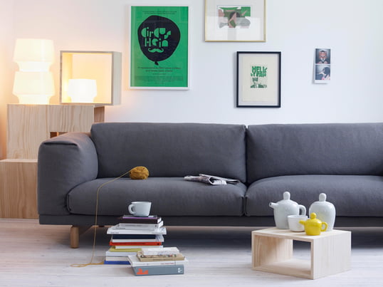 La lampe suspendue Strand peut être combinée avec le canapé Outline et la table d'appoint Soft du fabricant scandinave Muuto. Il en résulte une image homogène.