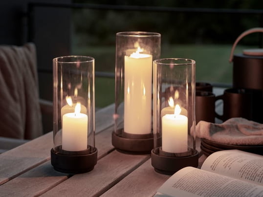 Le photophore Hurricane de Stelton a été conçu par Maria Berntsen. Équipé de bougies, il crée une ambiance chaleureuse aussi bien à l'intérieur qu'à l'extérieur.