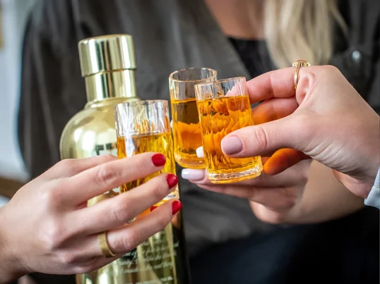 Les verres à boire Club Superglas de Koziol dans la vue d'ambiance. La série offre les verres parfaits pour toutes sortes de boissons au quotidien ou lors d'occasions spéciales.