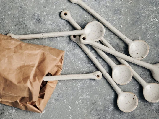 La cuillère Pion de House Doctor est la cuillère assortie de la série House Doctor Pion - une cuillère en porcelaine rustique et élégante pour chaque repas!