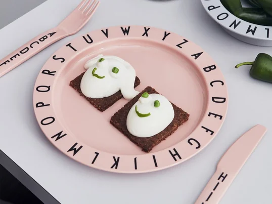 Avec le Eat & Learn Les assiettes Tritaniques du label danois Design Letters rendent le manger amusant pour les petits et les aident à explorer l'alphabet.