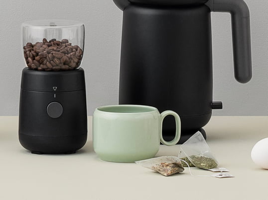 Avec leur boîtier noir, le moulin à café électrique Foodie et la bouilloire correspondante de Rig-Tig by Stelton sont extraordinairement modernes et propres.