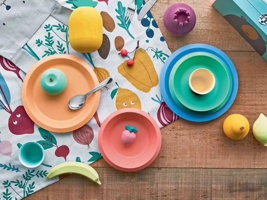 Giro Kids vaisselle pour enfants de Alessi dans la vue Ambiente. Les couleurs ravissantes de ce set de vaisselle apportent gaieté et légèreté dans chaque cuisine et sur chaque table à manger.