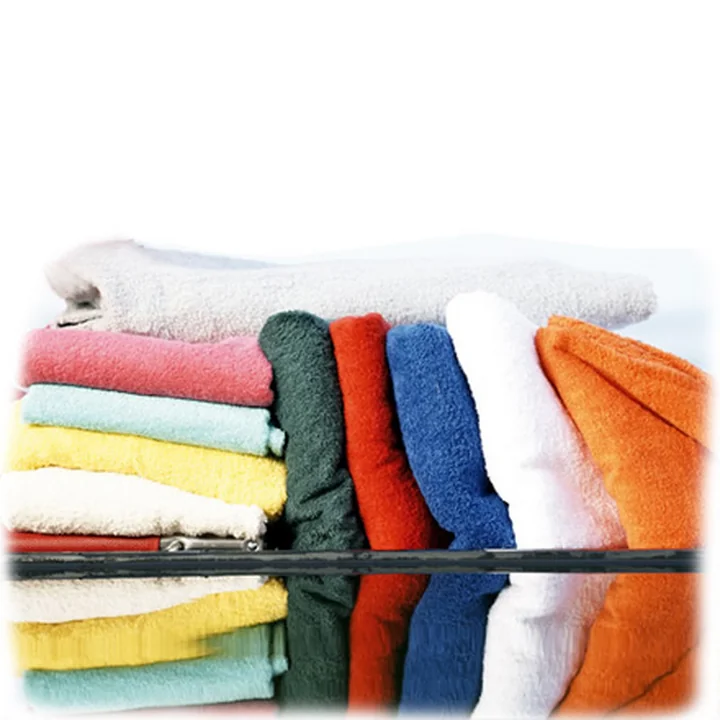 Les surmatelas en éponge de Fiam en différentes couleurs vives