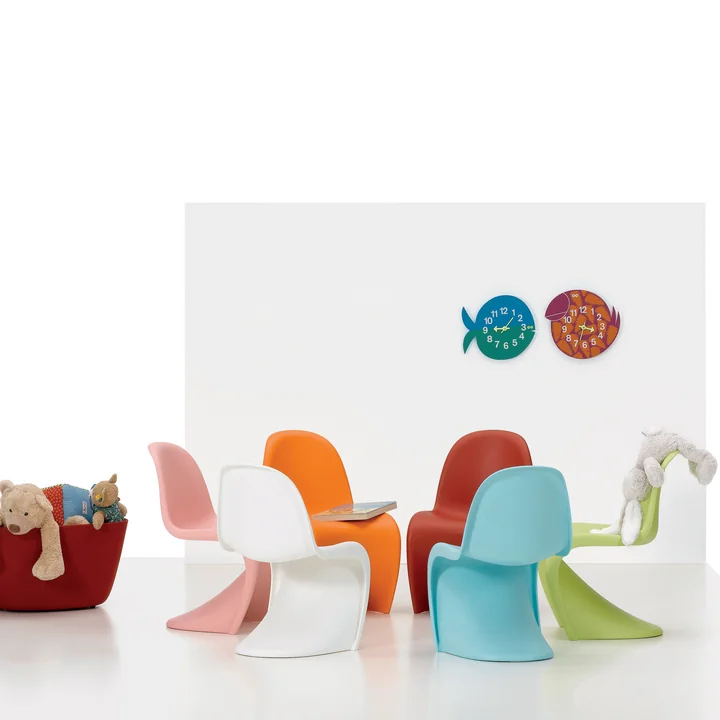 Coloré et moderne dans la chambre d’enfant avec Vitra Panton et minuteries Zoo