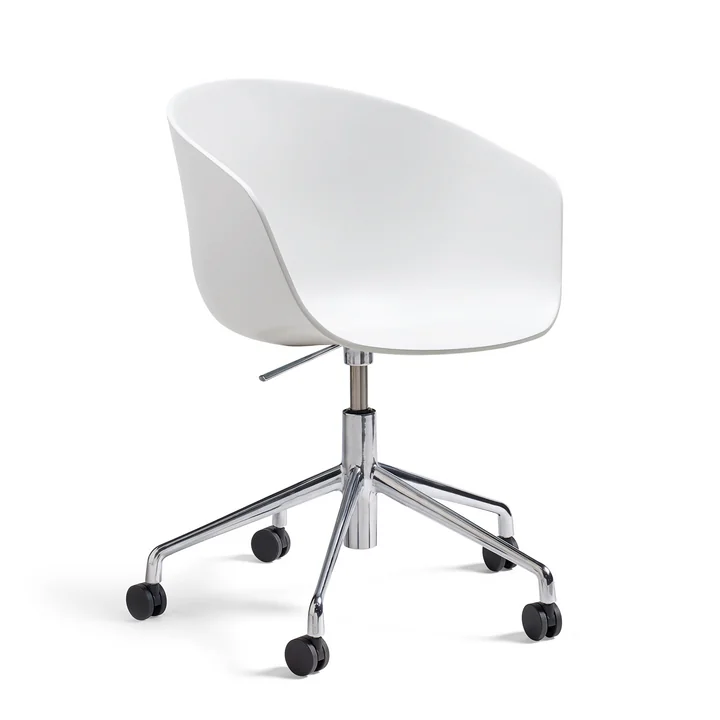 About A Chair AAC 52 avec Gaslift de HAY dans la version polie / blanche