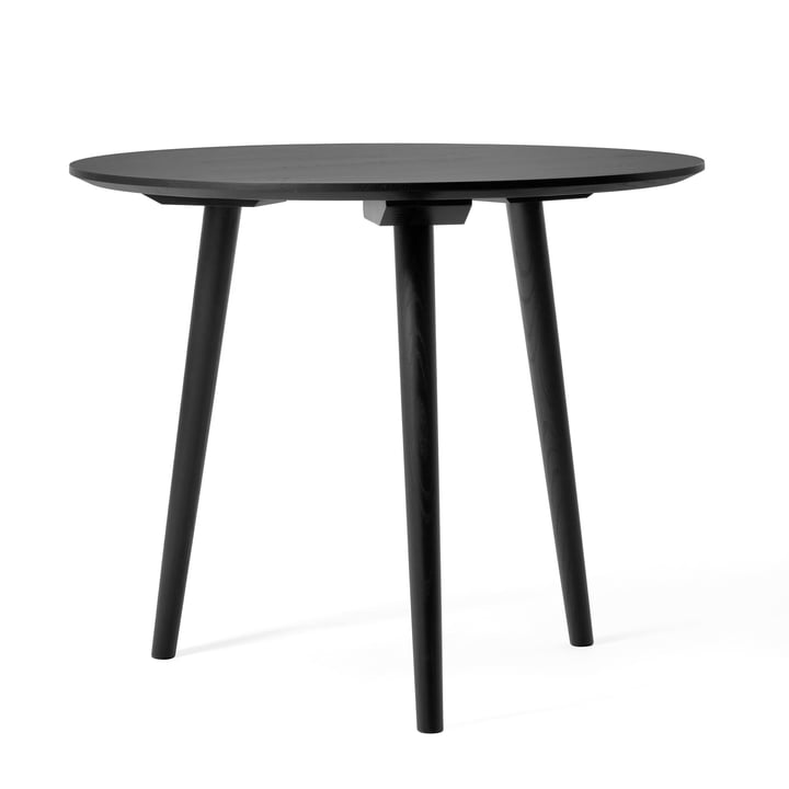 In Between Table SK3 Ø 90 cm de & Tradition en chêne teinté noir (RAL 9005)